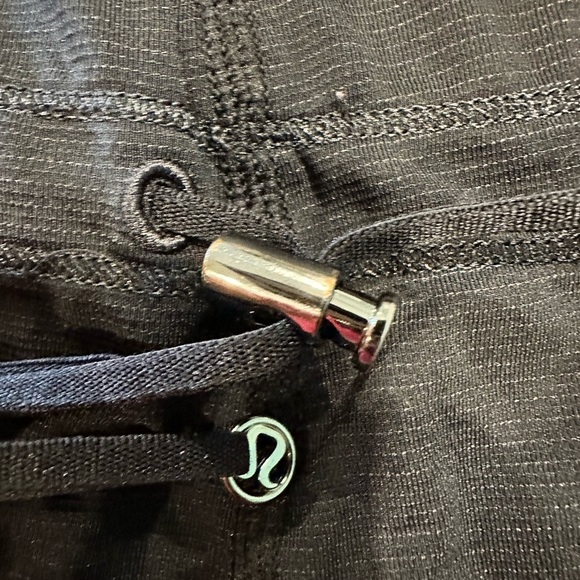 Lululemon 🍋 Black Cinch Bottom Tank with Metal Accent/Stretch/P2P13 - Picture 2 of 5